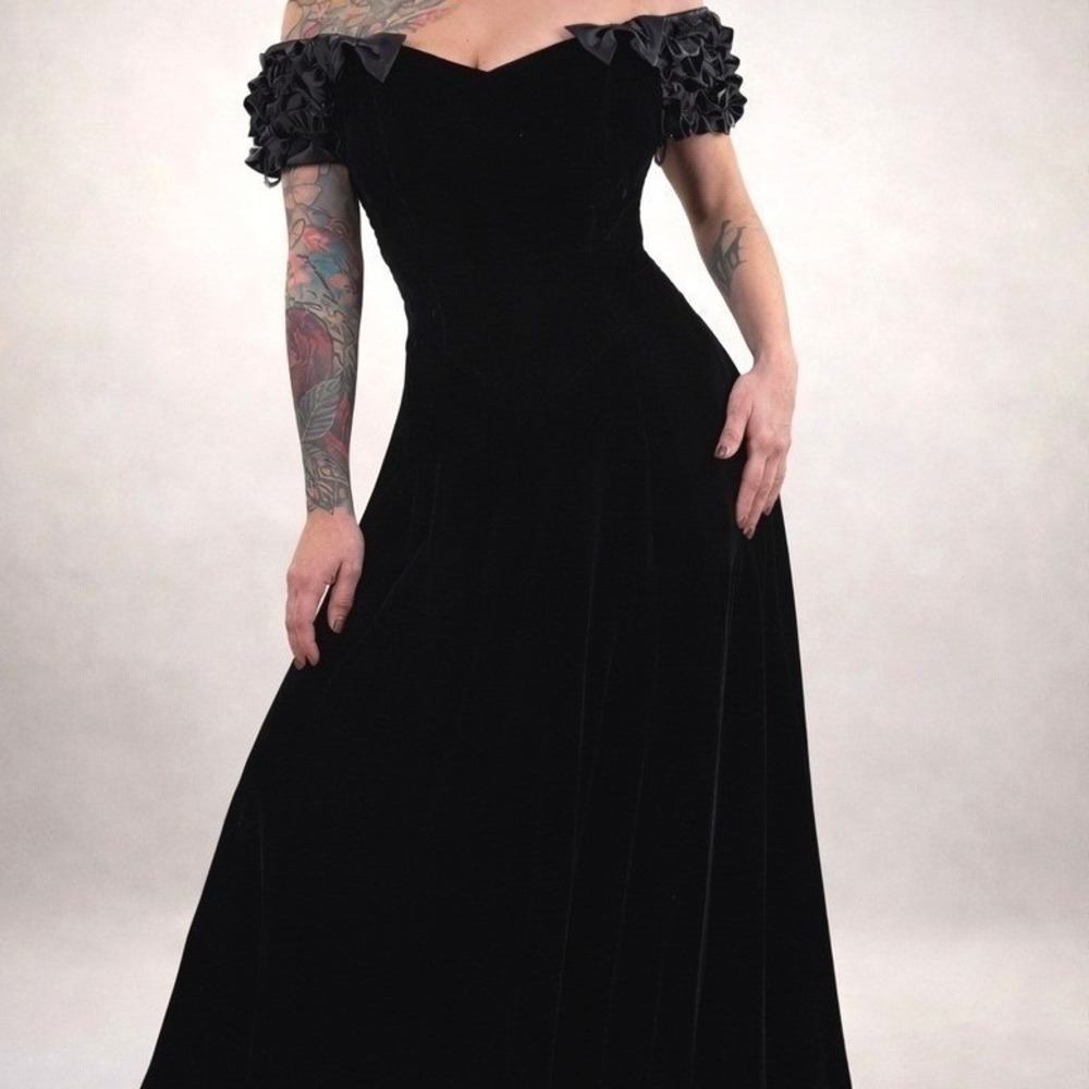 Vintage 90s Black Velvet Gothic Gown Off Shoulder Vampy Prom Dress‎ Size 6
